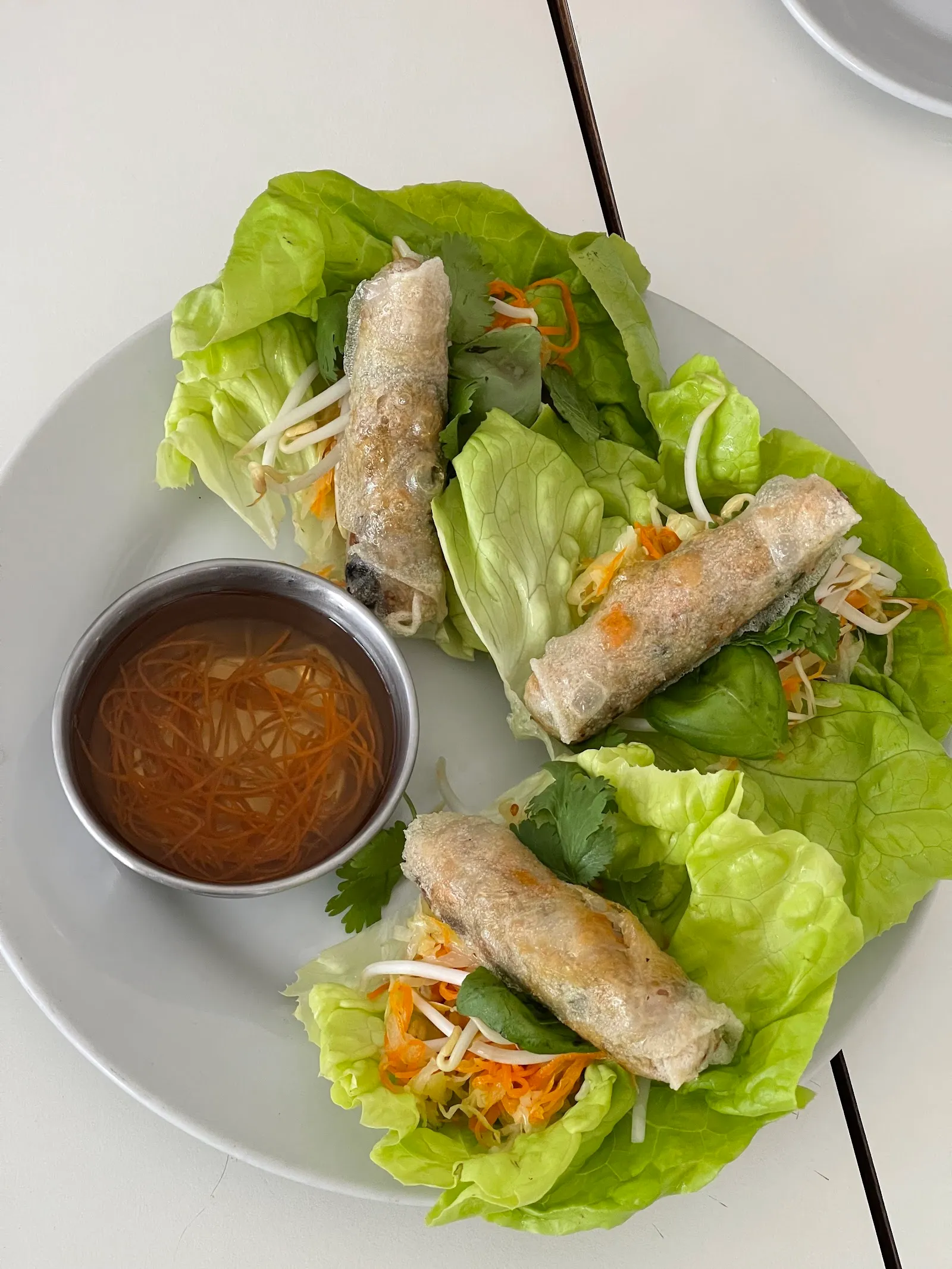 Lem: rollitos envueltos en hoja de lechuga con salsa
